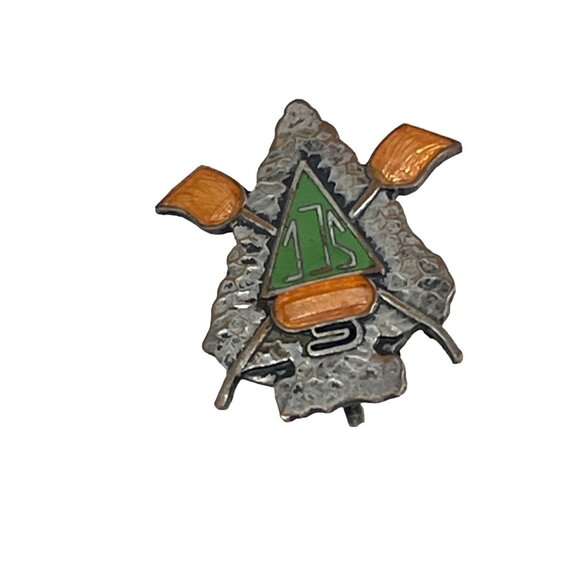 Vintage Arrowhead-Shaped Enamel Badge With Green & Orange Details - Picture 2 of 6